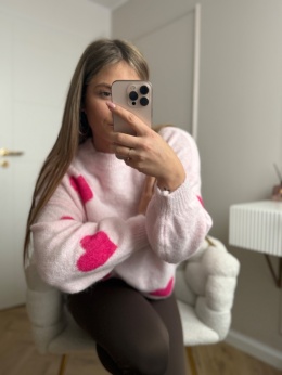 Miękki sweter w serca pudrowy róż