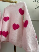 Miękki sweter w serca pudrowy róż