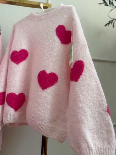 Miękki sweter w serca pudrowy róż