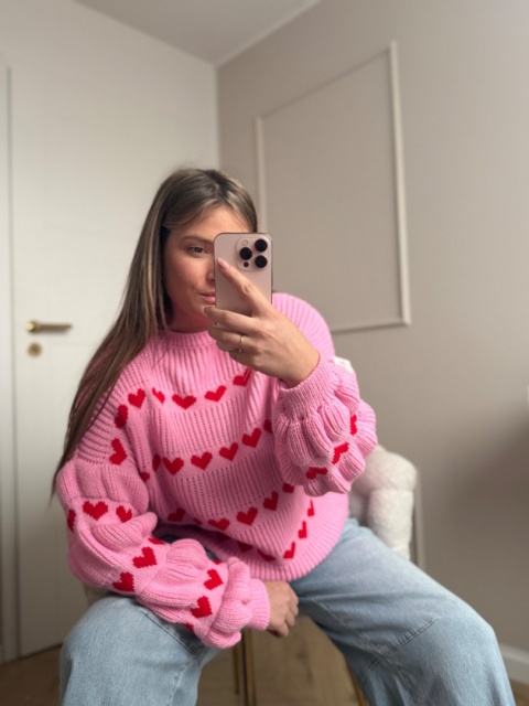 Sweter oversize różowy w serca