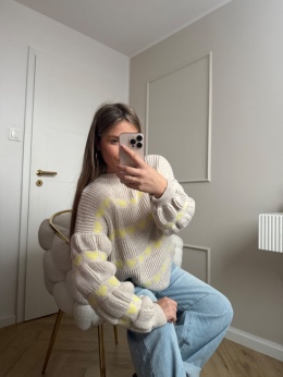 Sweter oversize beżowy w serca