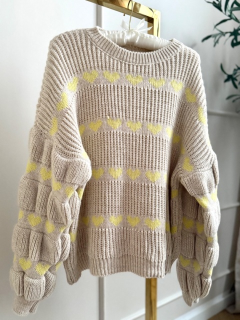 Sweter oversize beżowy w serca